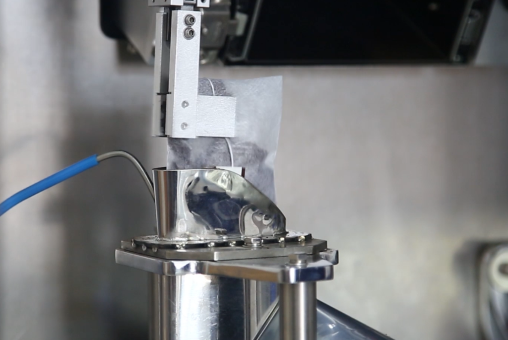 Dual-stage nitrogen flushing system in cold brew coffee packaging to maintain low oxygen levels