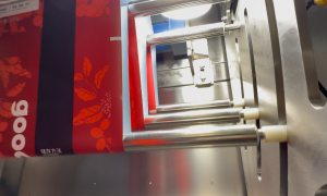 VFFS packaging machine equipped with an automatic film tracking sensor for waste reduction