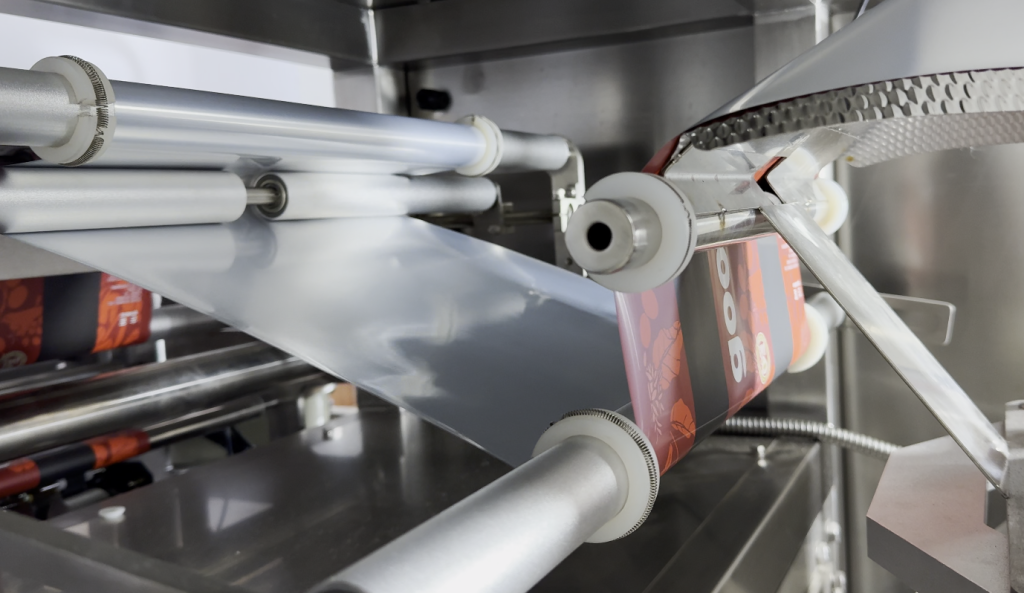 High-precision optical film tracking sensor monitoring edge alignment on a laminate roll